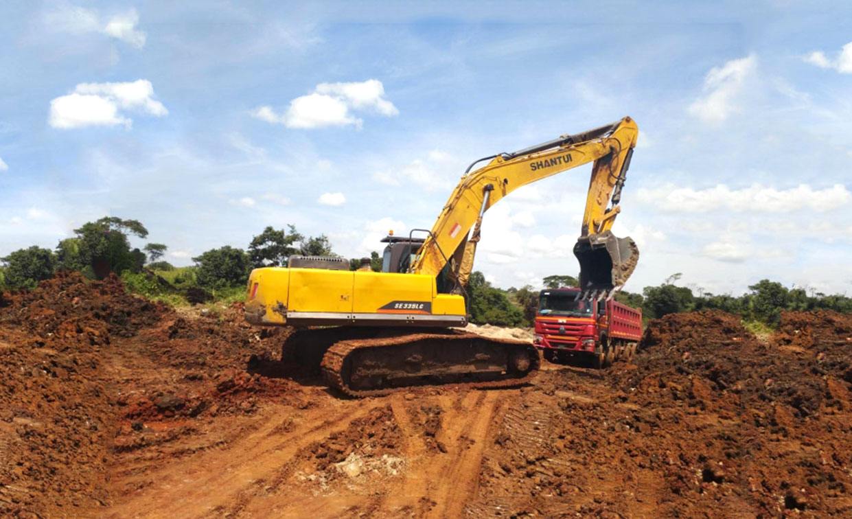 A escavadora Shantui SE335LC opera em minério de ouro aluvial em Uganda.